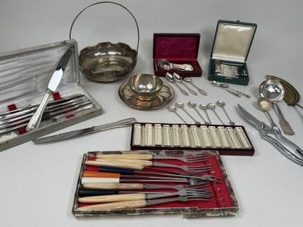 Set aus versilbertem Metall, bestehend aus:
- 12 T