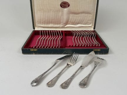 Silberwaren von CHRISTOFLE. 
Set aus zwölf Fischbe