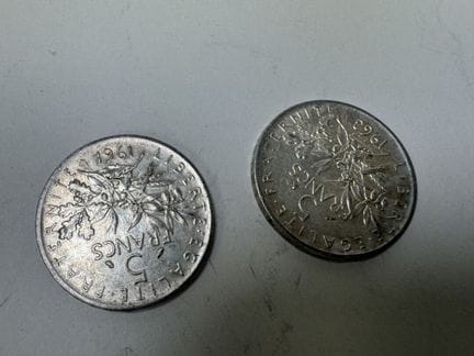 2 Stück 5-Franken-Münzen „Die Säerin“ aus Silber.
