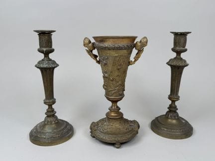 Set aus ziselierter und vergoldeter Bronze, besteh