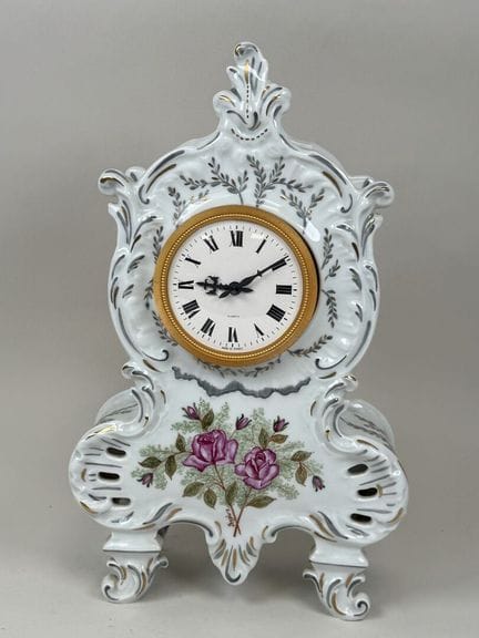LIMOGES, 20. Jahrhundert.
Uhr aus mehrfarbigem Por