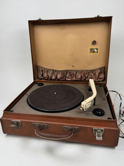 Record player in a carrying case.
16 x 42 x 34 cm.