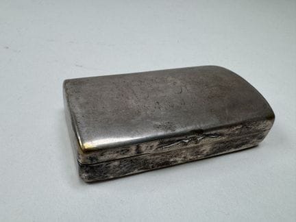 Kleine Schnupftabakdose aus Silber, Innenseite aus