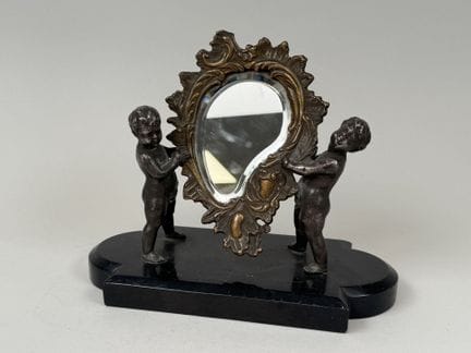 Kleiner Tischspiegel aus Bronze und Metall, auf de