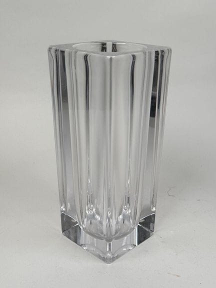 SEVRES.
Quadratische Vase aus gegossenem und gepre