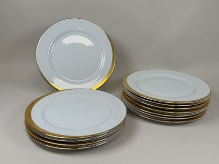 DESHOULIERES in Limoges.
Set aus 12 großen flachen