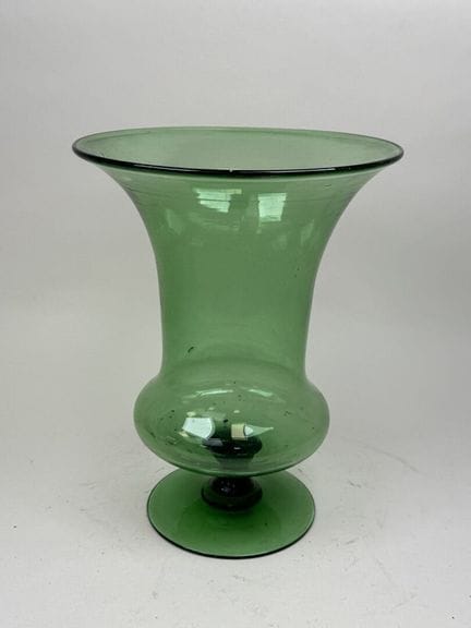 Bedeutende Vase auf einem Sockel aus grünem Farbgl