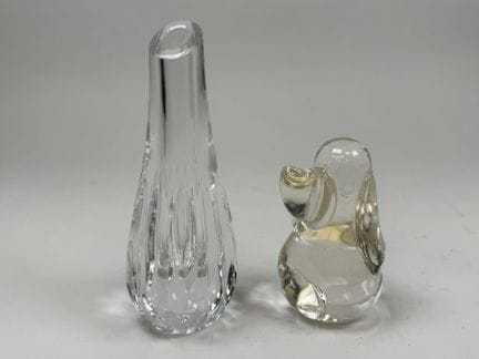 BACCARAT.
Petit vase soliflore en cristal moulé.
E