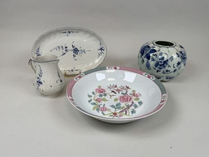 本套装包含：
- VILLEROY &amp; BOCH。
“老卢森堡”款式。
蓝白花卉纹样陶制水壶