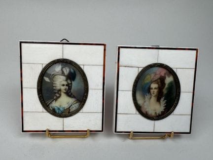 20世纪画派。
戴帽女子。
两幅椭圆形象仿象牙牙板微型画。
画框由骨片和黄铜制成。
10.5 × 1