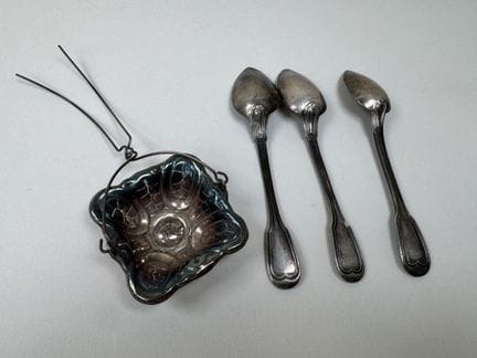 Tres cucharas de plata 950/1000, con el sello de M