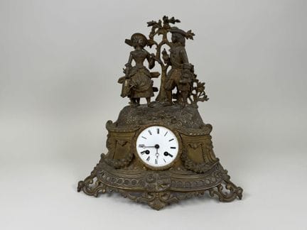 Pendeluhr im „Régule“-Stil mit goldfarbener Patina