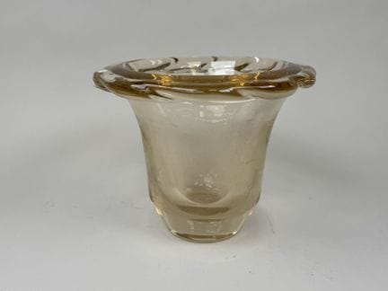 DAUM à NANCY.
Vase en cristal coloré sur fond jaun