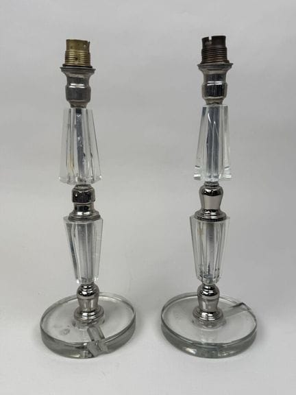 Par de pies de lámpara de cristal y metal cromado.