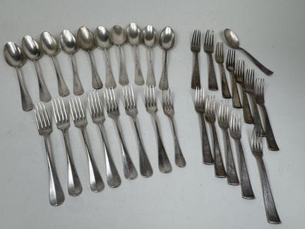 Lot de couverts en métal argenté, modèle uniplat e