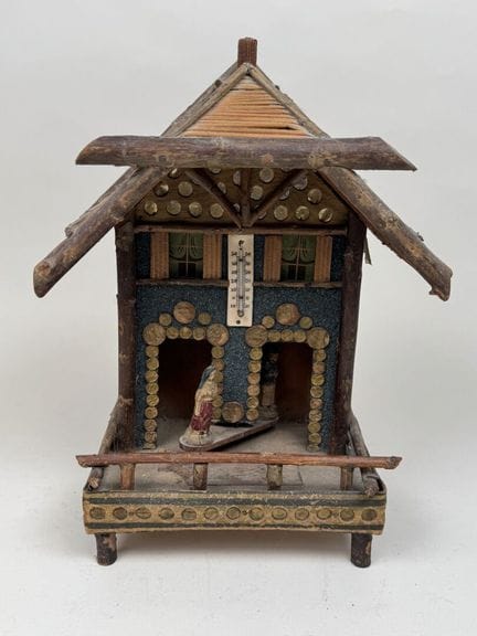 J.P. 
彩绘木制湿度计，饰有旋转人物图案，用于指示不同读数。
29.5 × 22 × 13.5 