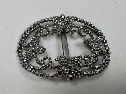 Boucle de chaussure en métal façon strass.
6 x 4 c
