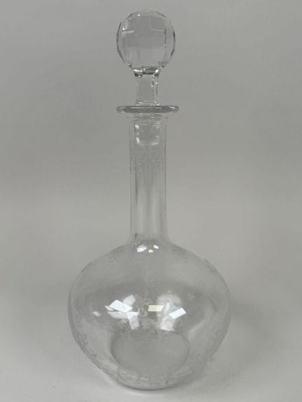 BACCARAT.
Jarra de cristal con cuerpo redondeado y