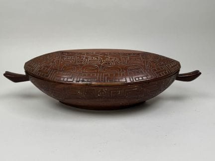 POLINESIA, siglo XX.
Gran caja con tapa y dos asas