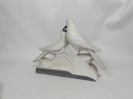 查尔斯·勒曼索（1905-1980），据其作品。
白釉褶皱釉陶瓷器，饰有两只鸽子，底座处有签名。
2