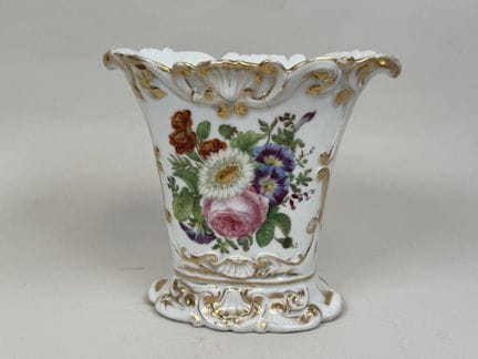 Jarrón de porcelana policromada y dorada con motiv