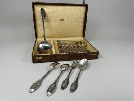 Juego de menaje de cocina de metal plateado con mo