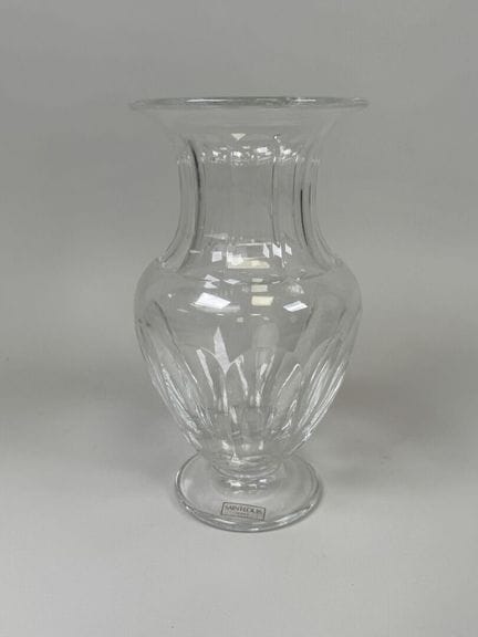 SAN LUIS.
Jarrón sobre pedestal de cristal moldead