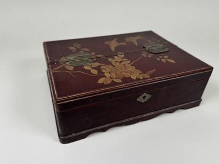 ASIA, siglo XX.
Caja rectangular de madera lacada 