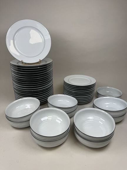 MIURA - C.N.P. in Limoges.
White porcelain dinnerw