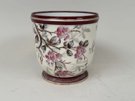 小型彩釉金彩瓷花盆，饰有花卉图案。
高14.5厘米，直径14.5厘米。