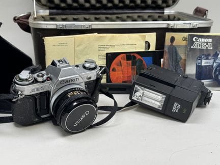 CANON.
Modelo AE-1.
Cámara fotográfica.
Con flash 