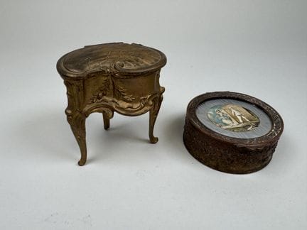 Dos pequeñas cajas de joyas de regul y metal: una 