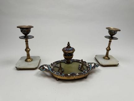Conjunto de bronce con acabado tipo cloisonné y ón