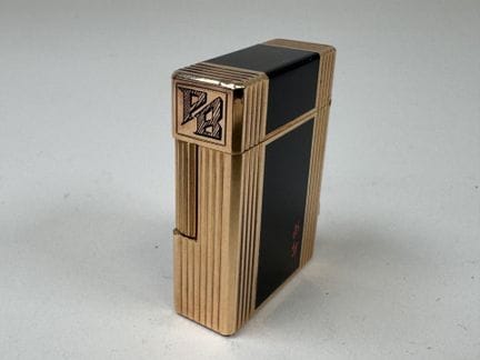 S.T. DUPONT à Paris.
Briquet de poche en métal dor
