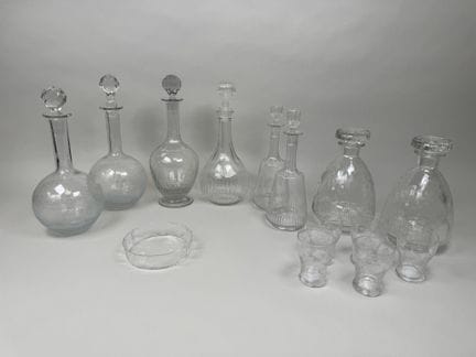 Conjunto de cristal y vidrio compuesto por:
- un p