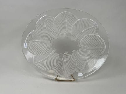 VERLYS.
Oval glass serving dish with a partially s