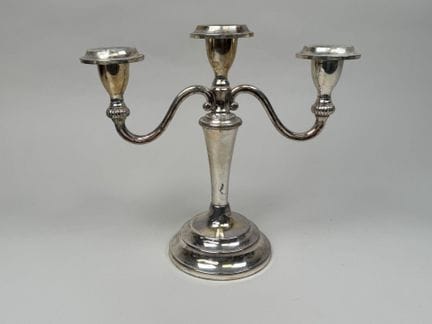 Candelabro de metal plateado de tres brazos con de