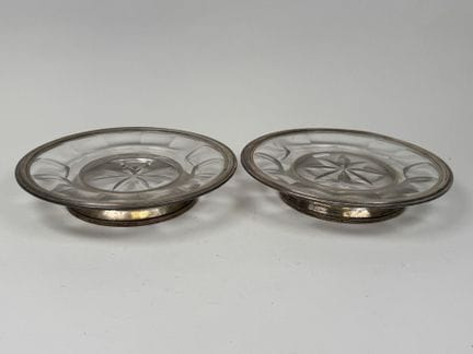 Par de copas circulares con pie, de cristal y plat
