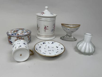 Set of polychrome earthenware and porcelain pieces