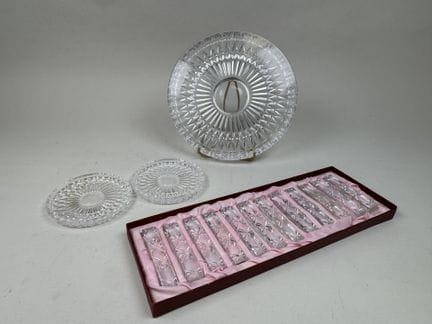 Lote de cristal moldeado y prensado que incluye:
-