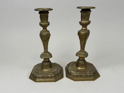 Paire de flambeaux en bronze doré et ciselé à déco