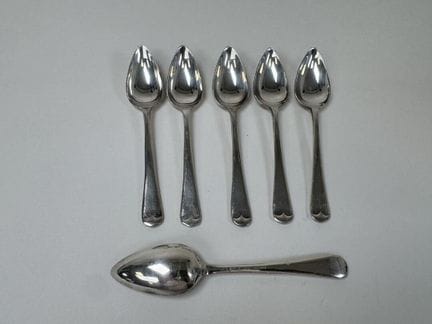 BUTLER.
Série de 6 cuillères à pamplemousse en mét