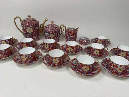 LIMOGES, XXe.
Partie de service à thé en porcelain