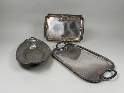 Set made of rhodium-plated metal and pewter, inclu