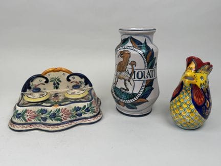 一套彩釉陶瓷器，包括：
- QUIMPER，一只饰有布列塔尼人图案的双槽墨水瓶。
- 一只饰有狮子图