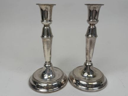 Par de candelabros de plata 835/1000 con decoració