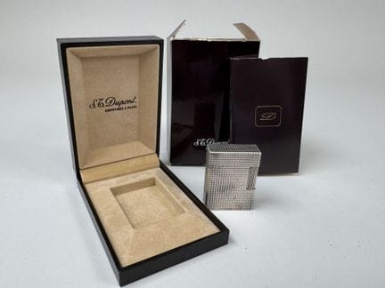 S.T. DUPONT à Paris.
Briquet de poche en métal à d