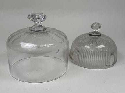 Dos campanas de servicio de vidrio y cristal, una 