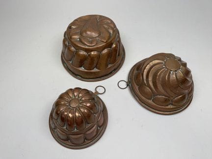 Three copper molds.
Diameter: 18.5 cm (the largest
