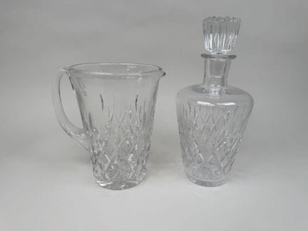 Jarra y su jarra auxiliar de cristal tallado con m